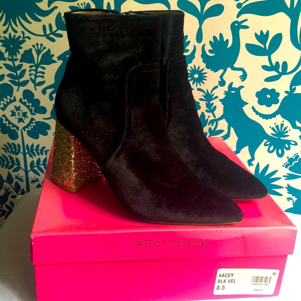 BETSEY JOHNSON Kacey Black Velvet booties EUC